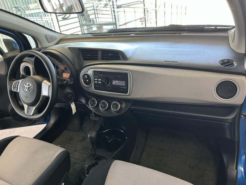 2012 Toyota Yaris 5-Door LE