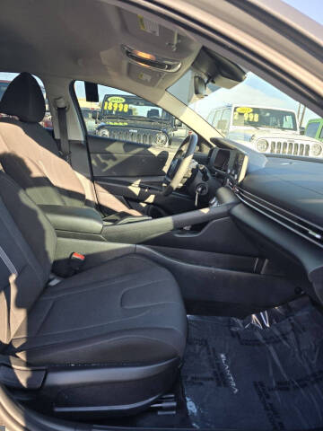 2024 Hyundai Elantra SE