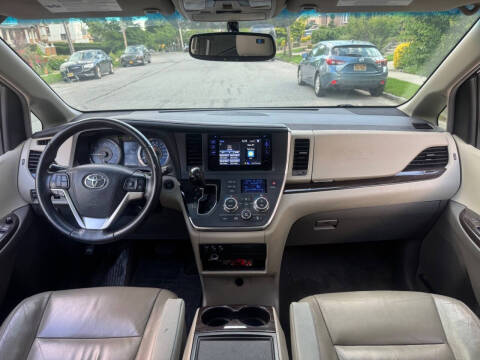 2017 Toyota Sienna XLE Premium 8-Passenger