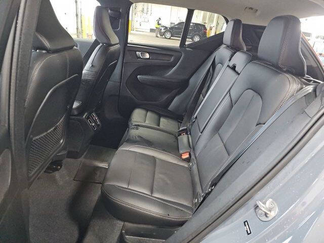 2023 Volvo XC40 B5 Plus Bright Theme