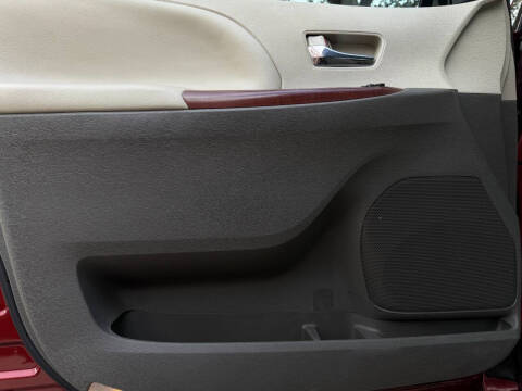 2013 Toyota Sienna XLE 8-Passenger