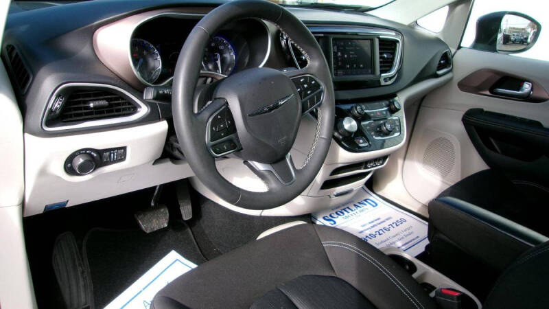 2024 Chrysler Voyager LX