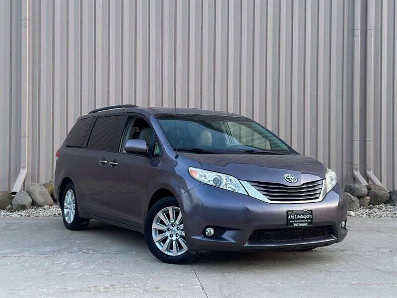 2014 Toyota Sienna XLE photo 2