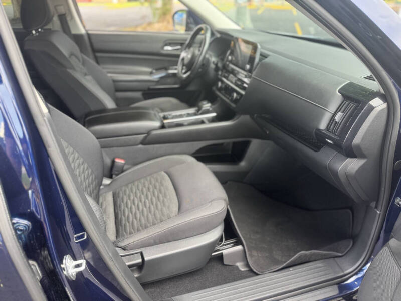 2022 Nissan Pathfinder SV