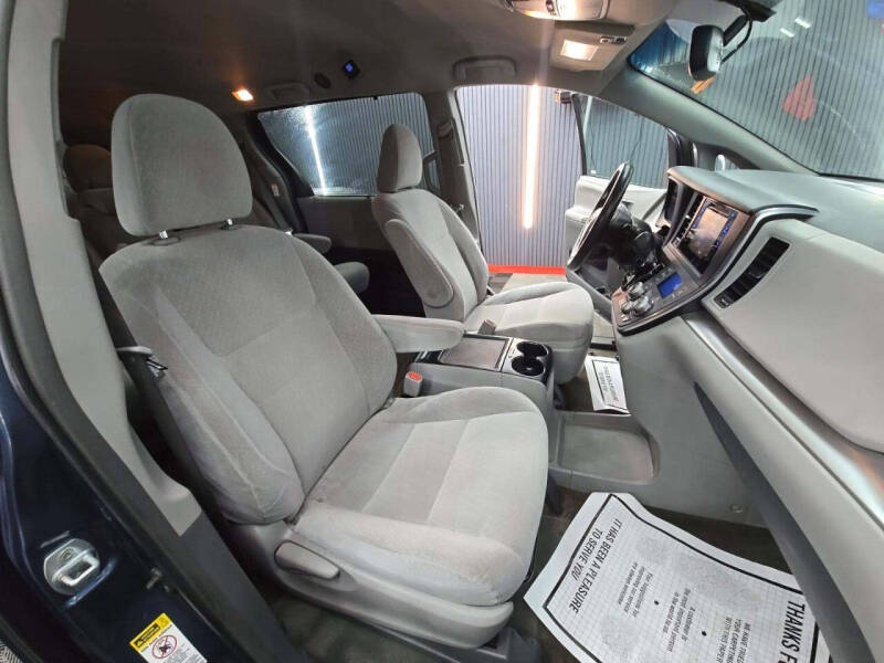 2017 Toyota Sienna LE 8-Passenger
