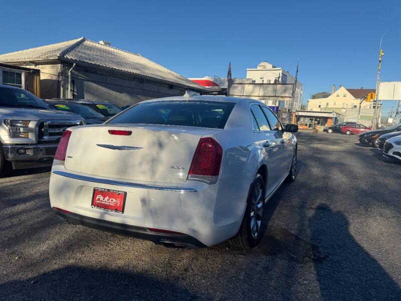 2018 Chrysler 300 Touring photo 5