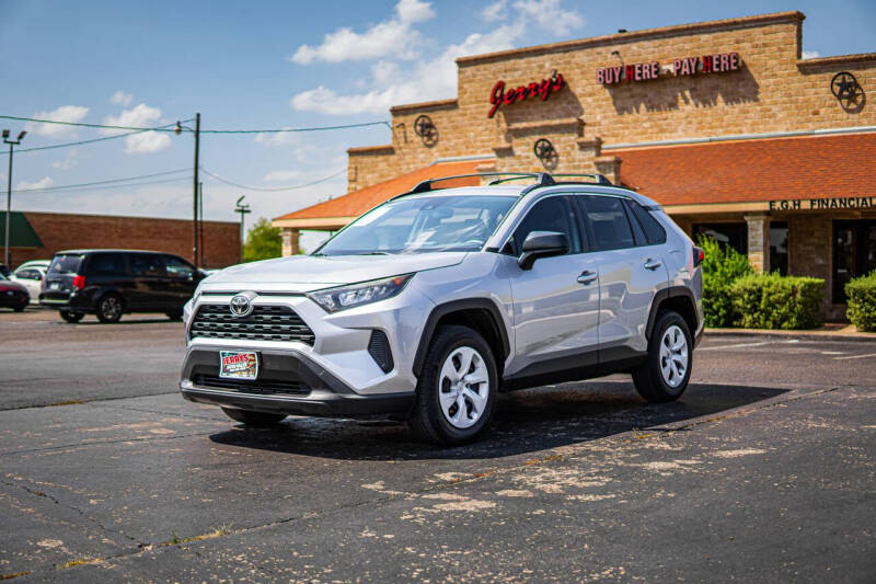 2020 Toyota RAV4 LE's photo