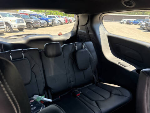 2027 Chrysler Pacifica Select