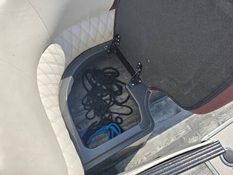 2019 Crest Pontoon CARIBBEAN