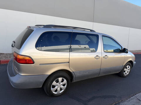 2000 Toyota Sienna LE