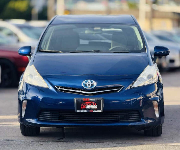 2014 Toyota Prius v Two
