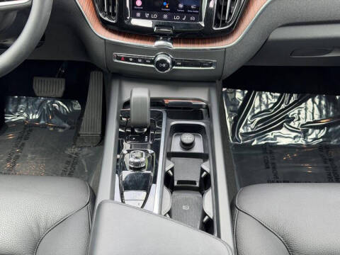 2023 Volvo XC60 B5 Plus Dark Theme