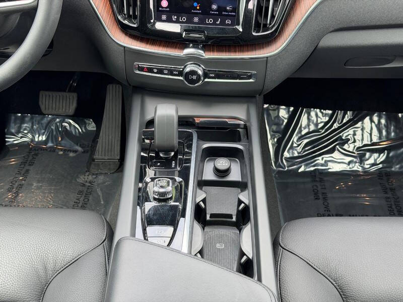 2023 Volvo XC60 B5 Plus Dark Theme