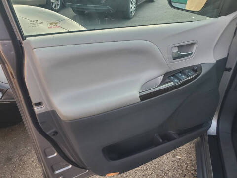 2017 Toyota Sienna XLE 8-Passenger