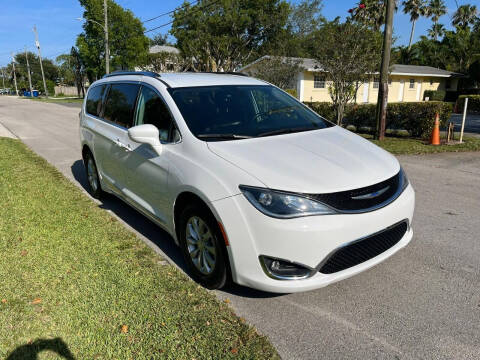 2019 Chrysler Pacifica for sale at Kars2Go in Davie FL