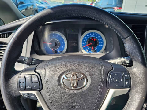 2017 Toyota Sienna SE 8-Passenger