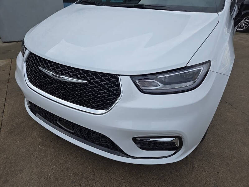 2026 Chrysler Pacifica Select