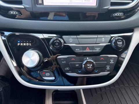 2024 Chrysler Voyager LX