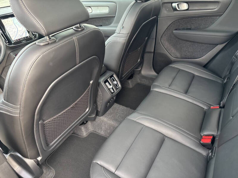 2025 Volvo XC40 B5 Plus Bright Theme