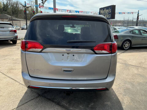 2017 Chrysler Pacifica Touring-L