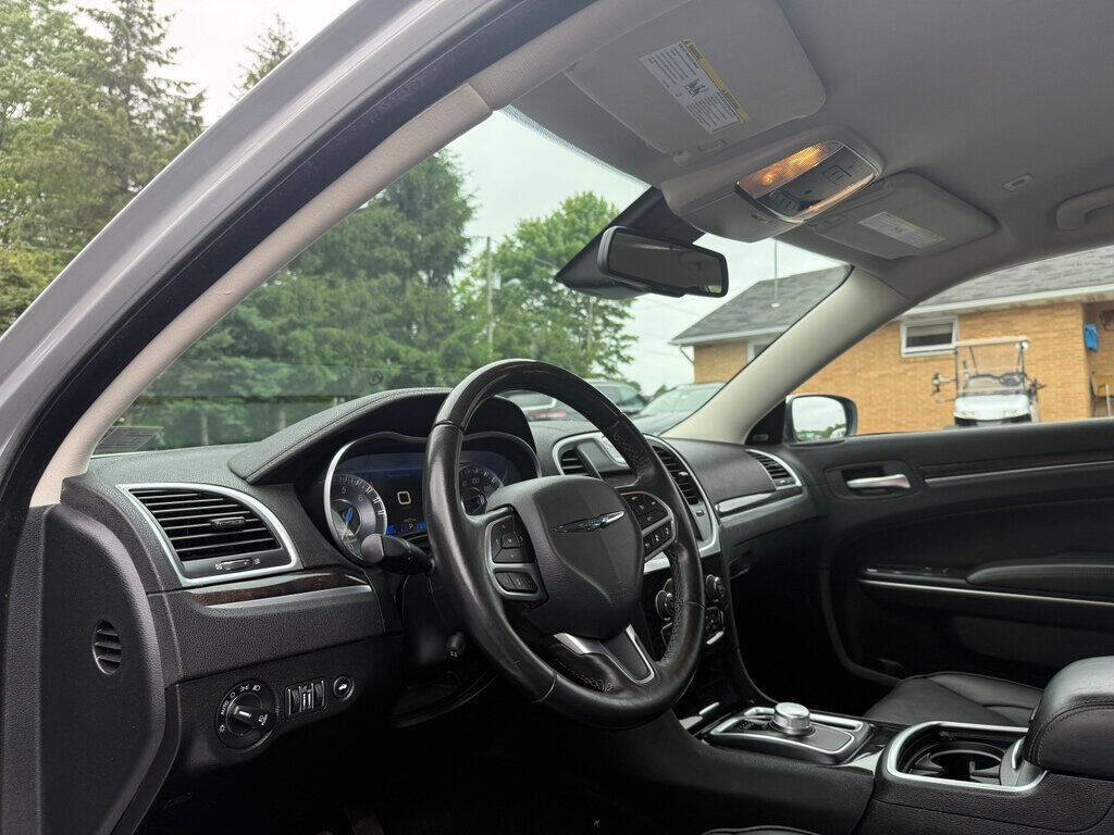 2019 Chrysler 300 23