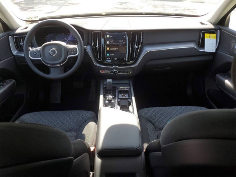 2025 Volvo XC60 B5 Core Dark Theme