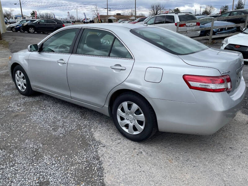 2011 Toyota Camry SE photo 6