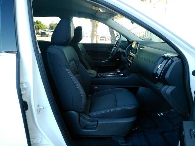 2024 Nissan Pathfinder SV
