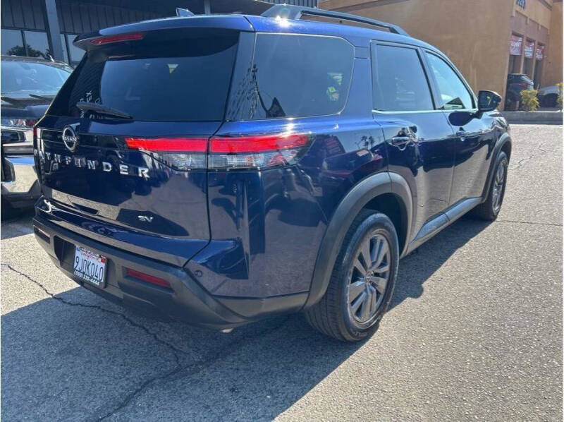 2022 Nissan Pathfinder SV
