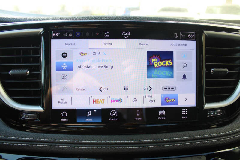 2026 Chrysler Pacifica Select