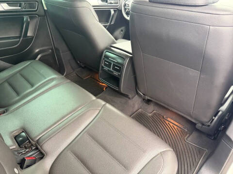 2017 Volkswagen Touareg V6 Sport