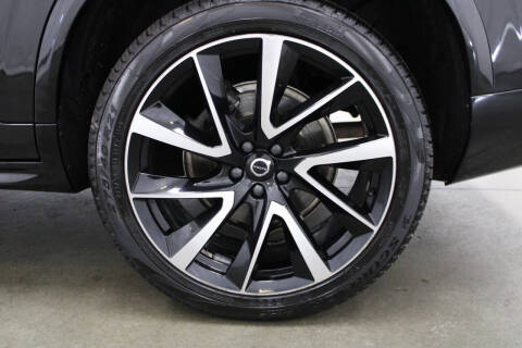 2022 Volvo XC90 T6 Momentum 6-Passenger