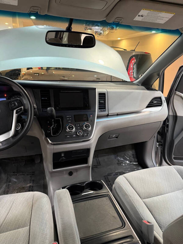 2017 Toyota Sienna LE 8-Passenger