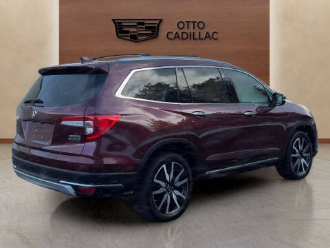 2021 Honda Pilot Touring w/Rear Captain's Chairs