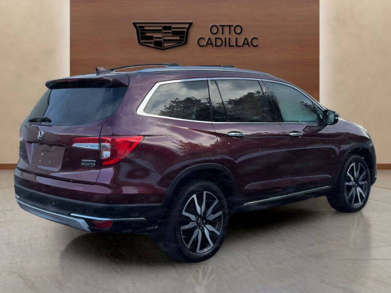 2021 Honda Pilot Touring w/Rear Captain's Chairs