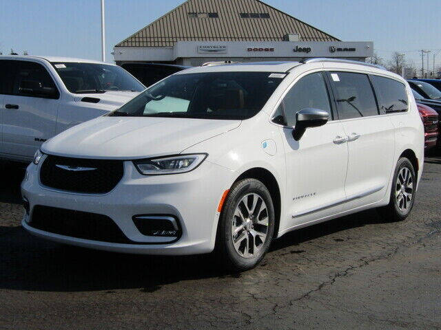 2023 Chrysler Pacifica Plug-In Hybrid for sale at Brunswick Auto Mart in Brunswick OH