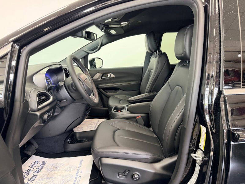 2027 Chrysler Pacifica Select