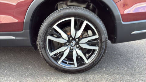 2021 Honda Pilot Touring w/Rear Captain's Chairs