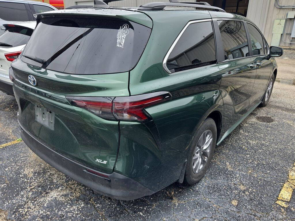 Green 2025 Toyota Sienna XLE 8-Passenger XLE 8-Passenger 4dr Mini-Van 2