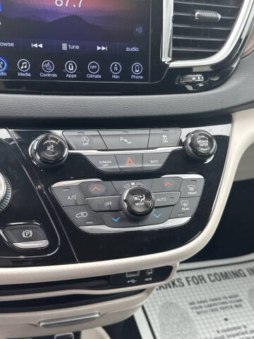 2017 Chrysler Pacifica Touring-L