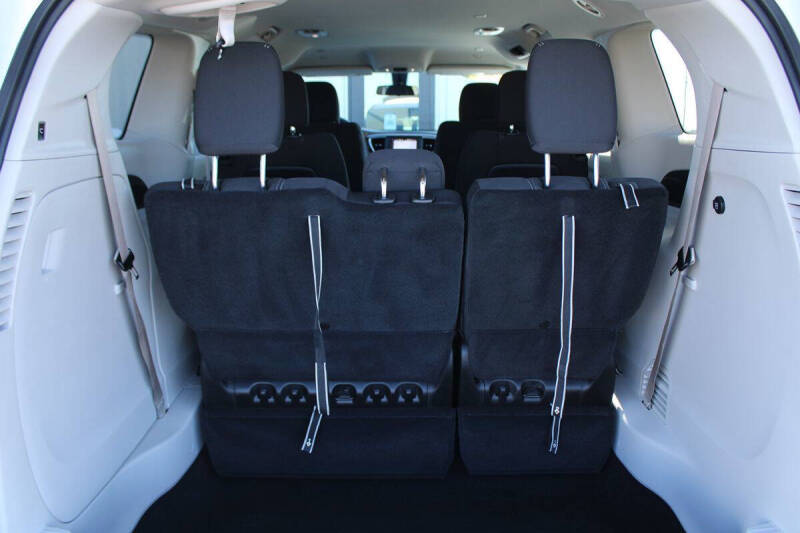 2022 Chrysler Voyager LX