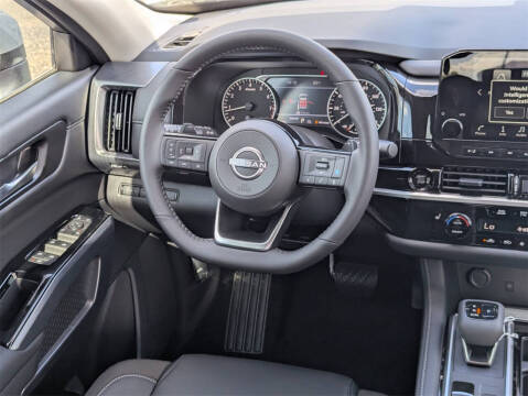 2025 Nissan Pathfinder SL