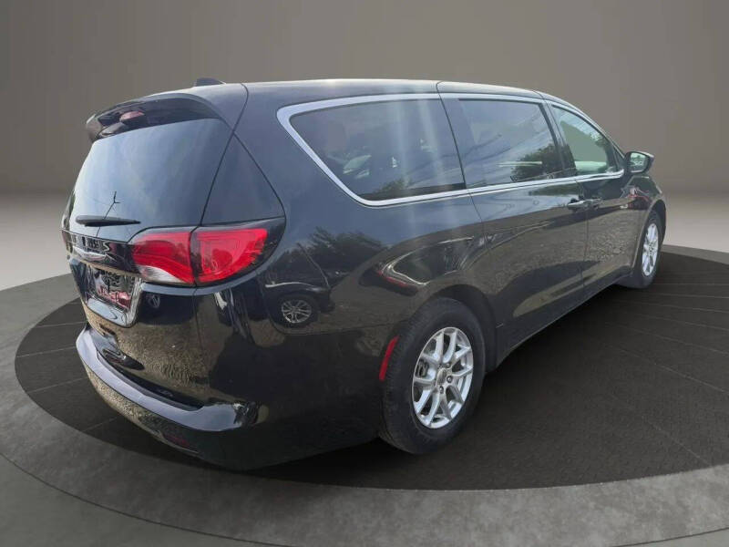 2022 Chrysler Voyager LX