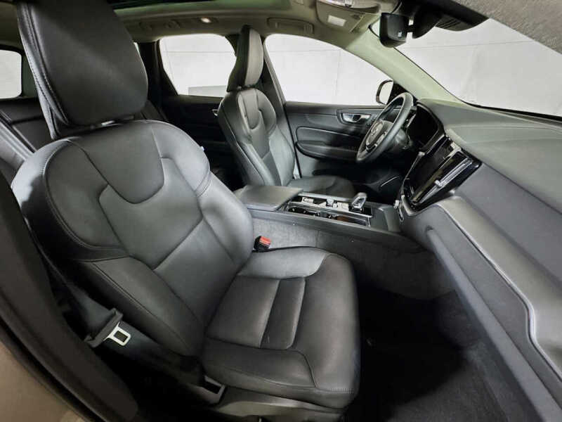 2025 Volvo XC60 B5 Core Dark Theme