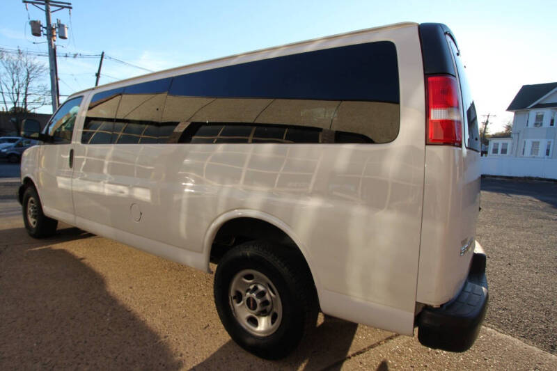 2020 GMC Savana Passenger LS photo 5