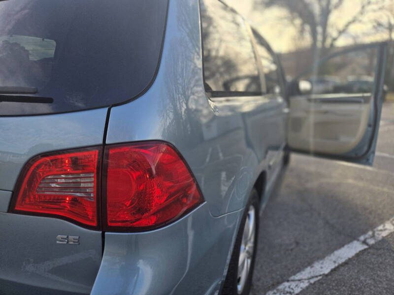 2010 Volkswagen Routan SE