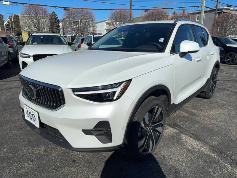 2025 Volvo XC40 B5 Plus Bright Theme