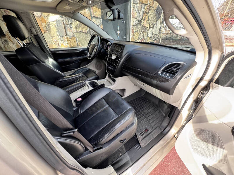 2015 Chrysler Town and Country Limited Platinum