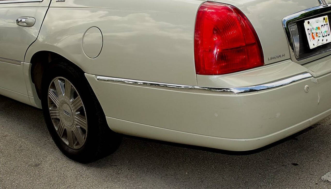 2004 Lincoln Town Car 11