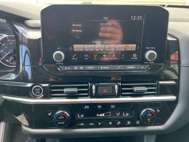 2024 Nissan Pathfinder SV